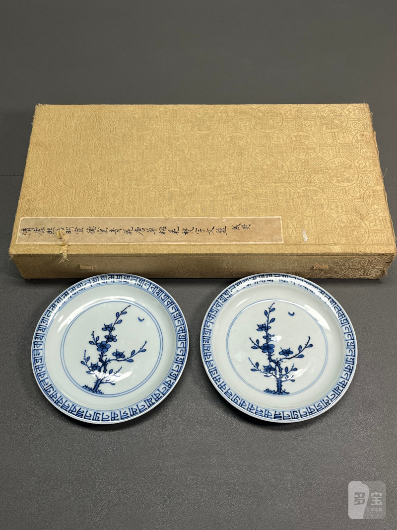 清康熙 青花内藏文月影梅纹外缠枝莲纹折沿盘一对（附
清代原装老盒） - 图4